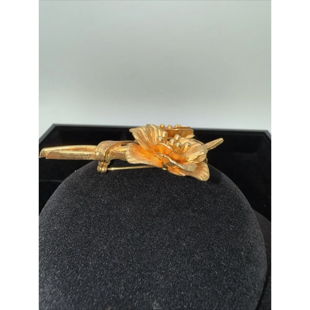Stunning Gold Tone Double Flower Brooch / Pin Vintage